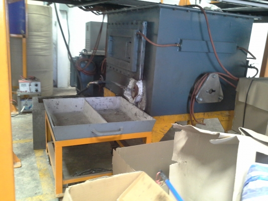 เตาหลอม เครื่องจักรใหม่ จากประเทศอินเดีย ระบบไฟฟ้า กำลัง 125 KVA. ใช้แท่งแคโทดกราไฟว์ หลอมอุณหภูมิเกิน 1,500 องศา เตาหลอม เครื่องจักรใหม่ จากประเทศอินเดีย ระบบไฟฟ้า กำลัง 125 KVA. ใช้แท่งแคโทดกราไฟว์ หลอมอุณหภูมิเกิน 1,500 องศา