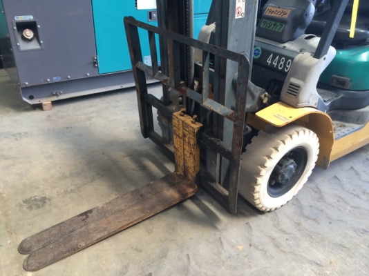 ฟอร์คลิฟต์ 2.5 ตัน Komatsu FD25T-16 S/N: 718917  เครื่องยนต์: Disel จากญี่ปุ่น สนใจโทร. 080-6565422 (หนิง)