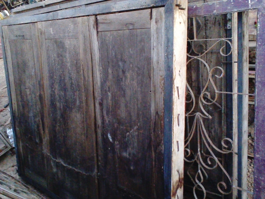 บานหน้าต่างไม้สักพร้อมวงกบ+เหล็กดัด