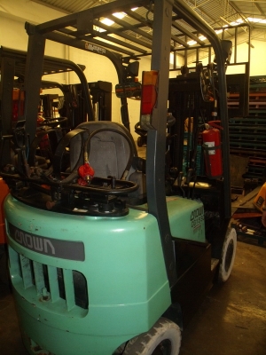 ขายรถโฟล์คลิฟท์ CROWN รุ่น CG15SC ปี 2006 ของอเมริกา เครื่องยนต์ MITSUBISHI 4G63 เบนซิน พร้อมระบบเชื้องเพลิงLPG ซึ่งติดตั้งมาแล้ว ระบบไฮดรอลิค ยุโรปดีมาก เกียร์ออโต้ มีโยกงา ซ้ายขวาได้ด้วย ขนาดยก 1.5 ตัน เสาสูง 4.5 เมตร มี 5 คัน เสาสูง 3 เมตร มี 1 คัน มีง