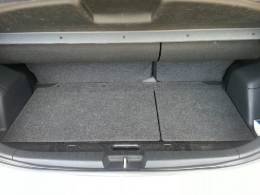 ขายแผ่นรองท้ายห้องเก็บของ TOYOTA YARIS  ของเดิมติดรถ แข็งแรง