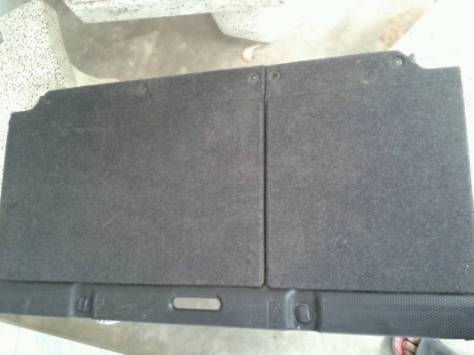 ขายแผ่นรองท้ายห้องเก็บของ TOYOTA YARIS  ของเดิมติดรถ แข็งแรง