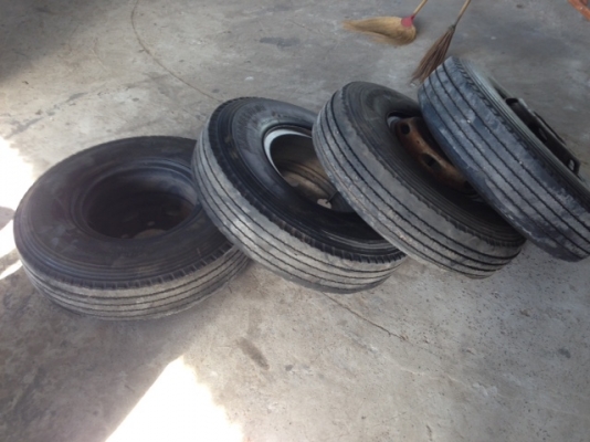 ยาง8.25-16เรเดียล + กระทะ สภาพดีถอดเพื่อเปลี่ยนเป็นแบบไม่มียางใน