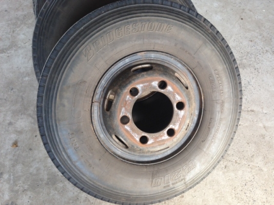 ยาง8.25-16เรเดียล + กระทะ สภาพดีถอดเพื่อเปลี่ยนเป็นแบบไม่มียางใน ยาง8.25-16เรเดียล + กระทะ สภาพดีถอดเพื่อเปลี่ยนเป็นแบบไม่มียางใน