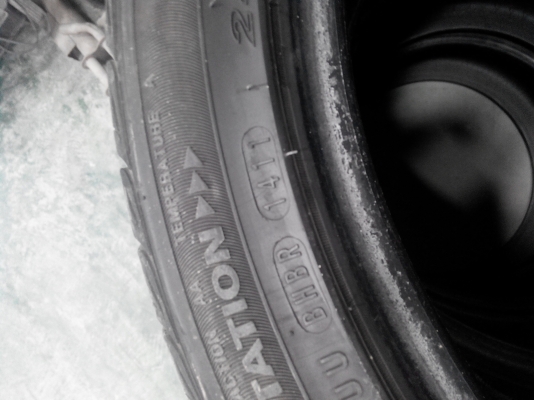 ขายยาง 245-40-19 สภาพ 80 \% 3 เส้น