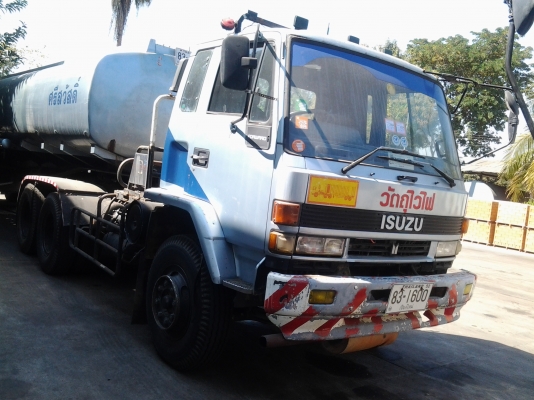 รถเทรเลอร์บรรทุกน้ำมัน