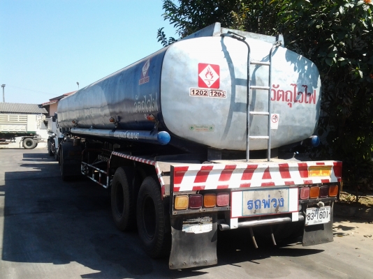 รถเทรเลอร์บรรทุกน้ำมัน