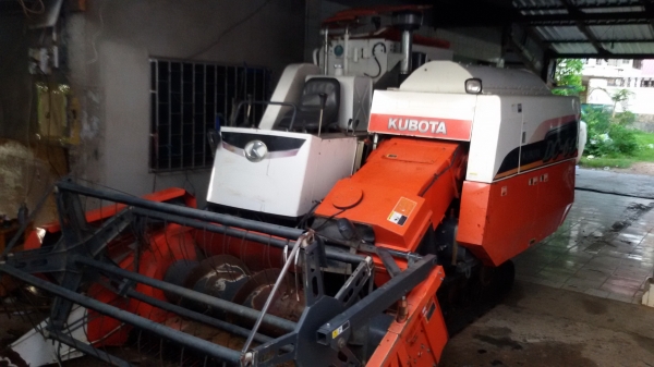 ขายรถเกี่ยว kubota dc60 plus พร้อมเล่มทะเบียนครับ