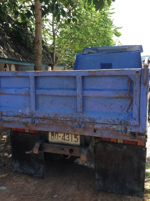 (ขายแล้วค่ะ คุณสํารวย)หกล้อดั้มอีซูสุ 3 คิว  88  แรงม้า  (รถห้างแท้ เดิม ๆ ทั้งคัน )   จดทะเบียน ปี 47   พร้อมใช้งาน   เล่มพร้อม..