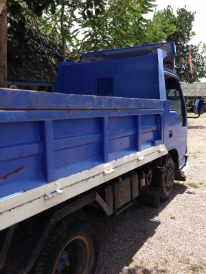 (ขายแล้วค่ะ คุณสํารวย)หกล้อดั้มอีซูสุ 3 คิว  88  แรงม้า  (รถห้างแท้ เดิม ๆ ทั้งคัน )   จดทะเบียน ปี 47   พร้อมใช้งาน   เล่มพร้อม..