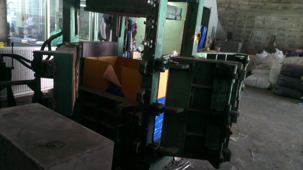 Sell> แท่นอัดไฮดรอลิคกระบอกคู่ อัดเสื้อผ้าส่งนอก เจ้าของเดิมต่อมาใหม่ เกือบล้านครับ ใช้อัดเสื้อผ้า ส่งออกนอกครับผม