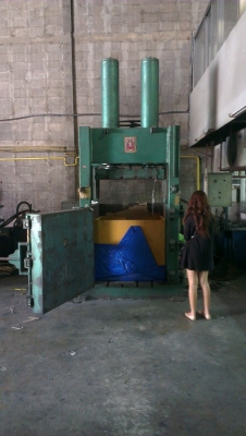 Sell> แท่นอัดไฮดรอลิคกระบอกคู่ อัดเสื้อผ้าส่งนอก เจ้าของเดิมต่อมาใหม่ เกือบล้านครับ ใช้อัดเสื้อผ้า ส่งออกนอกครับผม