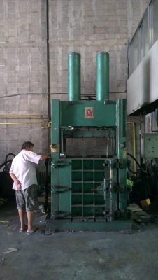 Sell> แท่นอัดไฮดรอลิคกระบอกคู่ อัดเสื้อผ้าส่งนอก เจ้าของเดิมต่อมาใหม่ เกือบล้านครับ ใช้อัดเสื้อผ้า ส่งออกนอกครับผม