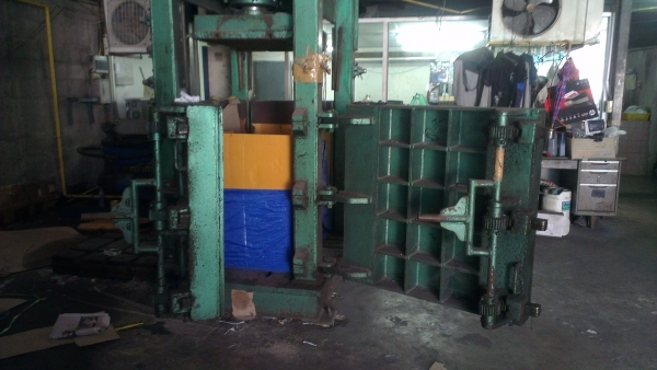 Sell> แท่นอัดไฮดรอลิคกระบอกคู่ อัดเสื้อผ้าส่งนอก เจ้าของเดิมต่อมาใหม่ เกือบล้านครับ ใช้อัดเสื้อผ้า ส่งออกนอกครับผม