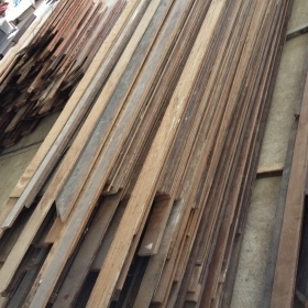 ไม้สักเก่าหน้า 4.5 นิ้วไม้เก่าครับไม้สักความยาว 1.5-2.5  เมตรครับ มีประมาณ 400กว่าแผ่นครับราคานี้คุ้มครับความหนาประมาณ 2 ซ.มกว่าครับ