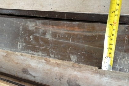 ไม้สักเก่าหน้า 4.5 นิ้วไม้เก่าครับไม้สักความยาว 1.5-2.5  เมตรครับ มีประมาณ 400กว่าแผ่นครับราคานี้คุ้มครับความหนาประมาณ 2 ซ.มกว่าครับ