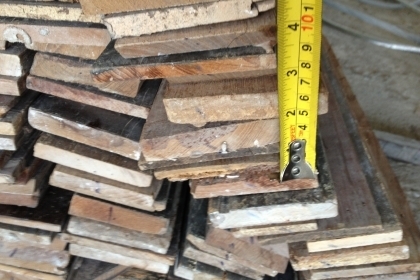 ไม้สักเก่าหน้า 4.5 นิ้วไม้เก่าครับไม้สักความยาว 1.5-2.5  เมตรครับ มีประมาณ 400กว่าแผ่นครับราคานี้คุ้มครับความหนาประมาณ 2 ซ.มกว่าครับ
