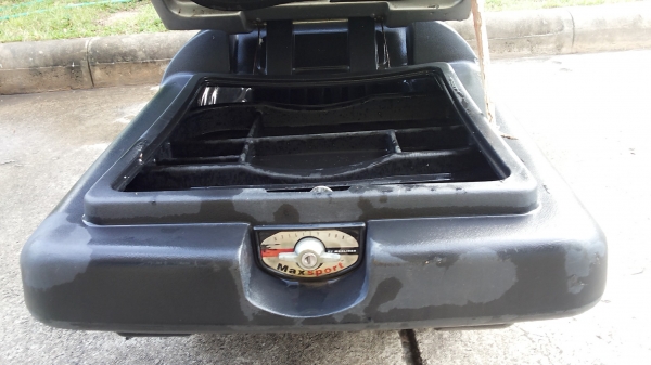 กล่องใส่ของหลังรถ ไม่ทราบรุ่นสถาพดี ใครสนใจผมอยุ่หลังเซ็นทรัลพระราม2 โทร 081-7456-282***094-482-2294  โรจน์