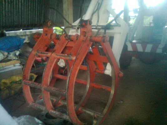 ขายรถคีบอ้อยหกล้อ คีบหลัง