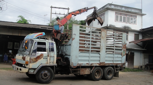 เฮี๊ยบคีบเหล็ก3ตัน สภาพพร้อมใช้ ราคาถูก