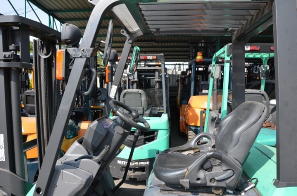 ขาย Mitsubishi FG18D เบนซิน Nissan K15 ธรรมดา 1.8 ตัน ยกสูง 3 เมตรสไลด์ ขาย Mitsubishi FG18D เบนซิน Nissan K15 ธรรมดา 1.8 ตัน ยกสูง 3 เมตรสไลด์