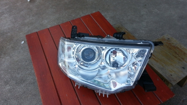 ไฟหน้าหน้า Pajero  Sport  ข้างขวา ของแท้มืสอง