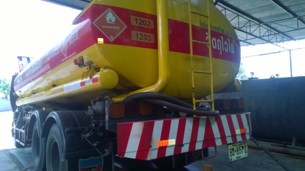 ขาย...(คันนี้ยังอยู่...)10ล้อบรรทุกน้ำมัน195แรง(โหลดล่าง)ถัง15000ลิตร รถสวย..มือเดียวป้ายแดง..(ดูหน้าเล่ม)..