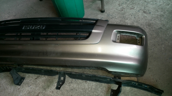 กันชนหน้ากับโครงกันชนและหน้ากระจังดีแม็คปี04ของแท้ถอด