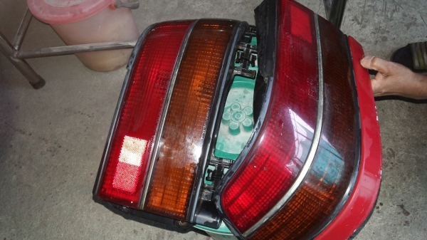 ไฟท้ายโตโยต้าแป๊ะยิ้มรุ่นหน้ายักบ์ตัวแรกของแท้ไม่มีร้าวสภาพสมบูรณ์ ไฟท้ายโตโยต้าแป๊ะยิ้มรุ่นหน้ายักบ์ตัวแรกของแท้ไม่มีร้าวสภาพสมบูรณ์