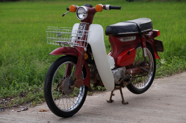 ขาย HONDA C 70 สภาพเดิม แห้ง สนิท ตามรูปครับ รถขับได้ ปกติ เครื่องดี เดินเบานิ่ง มีทะเบียนเล่มเขียว เลขตรง ชัดเจน ขาย HONDA C 70 สภาพเดิม แห้ง สนิท ตามรูปครับ รถขับได้ ปกติ เครื่องดี เดินเบานิ่ง มีทะเบียนเล่มเขียว เลขตรง ชัดเจน