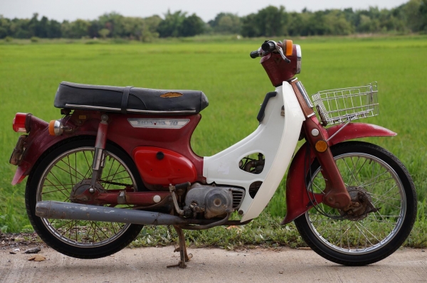 ขาย HONDA C 70 สภาพเดิม แห้ง สนิท ตามรูปครับ รถขับได้ ปกติ เครื่องดี เดินเบานิ่ง มีทะเบียนเล่มเขียว เลขตรง ชัดเจน ขาย HONDA C 70 สภาพเดิม แห้ง สนิท ตามรูปครับ รถขับได้ ปกติ เครื่องดี เดินเบานิ่ง มีทะเบียนเล่มเขียว เลขตรง ชัดเจน