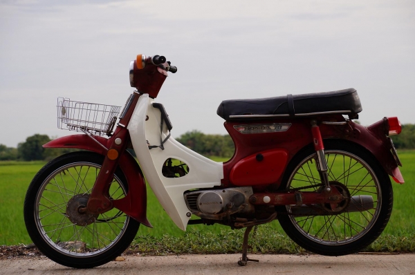 ขาย HONDA C 70 สภาพเดิม แห้ง สนิท ตามรูปครับ รถขับได้ ปกติ เครื่องดี เดินเบานิ่ง มีทะเบียนเล่มเขียว เลขตรง ชัดเจน ขาย HONDA C 70 สภาพเดิม แห้ง สนิท ตามรูปครับ รถขับได้ ปกติ เครื่องดี เดินเบานิ่ง มีทะเบียนเล่มเขียว เลขตรง ชัดเจน