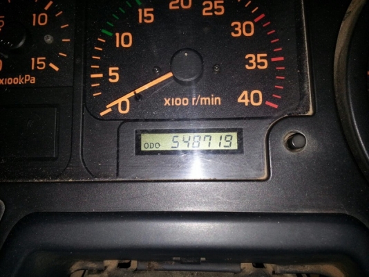 รถอีซูซุ 10 ล้อ ( ไม่ดั้ม )  230 แรงม้า. ปี 48  สนใจติดต่อ  081 - 6079515