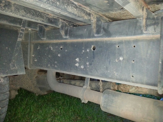 รถอีซูซุ 10 ล้อ ( ไม่ดั้ม )  230 แรงม้า. ปี 48  สนใจติดต่อ  081 - 6079515