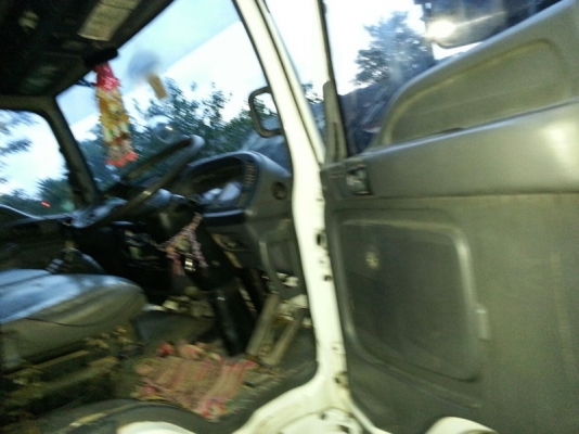 รถอีซูซุ 10 ล้อ ( ไม่ดั้ม )  230 แรงม้า. ปี 48  สนใจติดต่อ  081 - 6079515