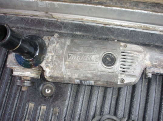 ขายเครื่องเจียรไฟฟ้า ยี่ห้อ makita รุ่น 9617 ขนาด 7" 2000 วัตต์