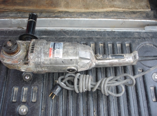 ขายเครื่องเจียรไฟฟ้า ยี่ห้อ makita รุ่น 9617 ขนาด 7" 2000 วัตต์