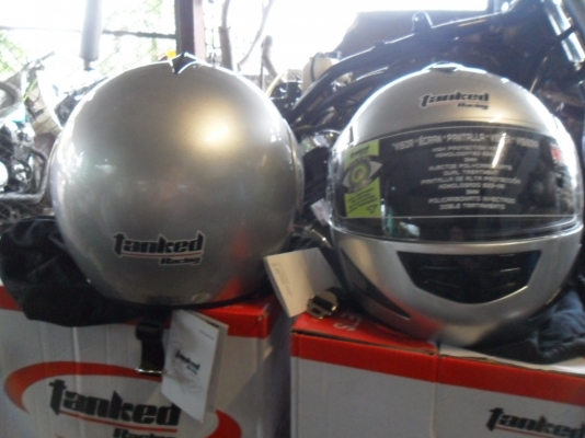ขายหมวกกันน็อค เต็มใบเปิดคางได้ ยี่ห้อTanked Racing ของใหม่ครับ ขายหมวกกันน็อค เต็มใบเปิดคางได้ ยี่ห้อTanked Racing ของใหม่ครับ