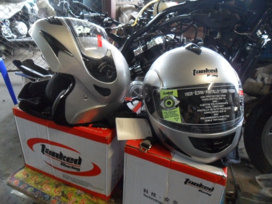 ขายหมวกกันน็อค เต็มใบเปิดคางได้ ยี่ห้อTanked Racing ของใหม่ครับ