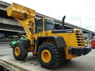 รถตักล้อยาง WA350-3-60083  สภาพสวย นำเข้าจากญี่ปุ่น ถึงไทยแล้ว รถจอดอยู่ที่ C.S. Motor (หลักสี่) โทร.081-373-0559