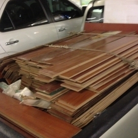 ไม้พื้นลามิเนส หน้า 7 นิ้ว 80-90 ตรม ลายไม้สัก ถูกๆ สภาพมีทั้งของไหม่ และของใช่แล้ว ความยาว 120 คับ ราคานี้เกินคุ่มคับ