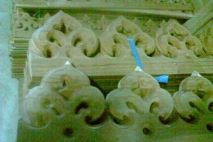 ไม้สักฉลุลายหน้า 6 นิ้ว หนา 1 นิ้วเป็นไม้สักแก่ครับมีหลายลายครับ  แบบระแนงหน้า 6 นิ้ว  หนา 1 นิ้ว ยาว 80 ซ.ม แบบหยดน้ำติดตามเชิงชายหรือจั่ว หน้า 6  หนา  1 นิ้ว ความยาวประมาณ 1 เมตร แบบเอียงเฉียงติดตามราวบรรได หน้า 6  หนา  1 นิ้ว ความยาวประมาณ 80 ซ.ม