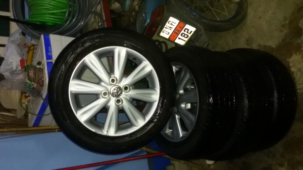 ขายล้อ newvios ขอบ15 ยาง1312ดอกแยะไช้ได้อีกนาน