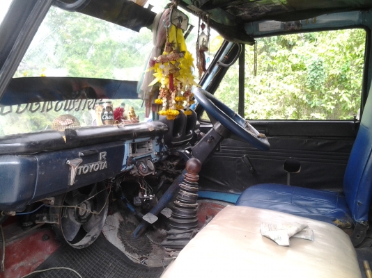 ขายรถโตโยต้าสองแถวพร้อมขับสวยๆ ทะเบียน ม.79 รถสวยมากขับดีครับ ยางคู่หน้าใหม่ แซสซีเป็นของไดฮัสสุใหญ่มากใหญ่10นิ้ว เครื่อง 85 แรง ขาย 149000 บาท