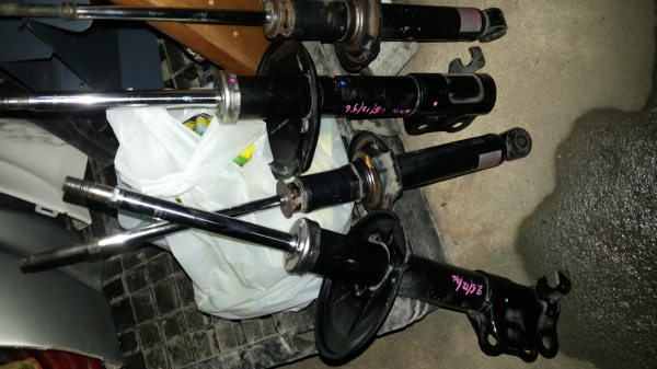 โช๊คอัพหน้าหลังอีัดน้ำมันมาใหม่ยังไม่ได้ใช้โตโยต้าโซโลน่าแท้