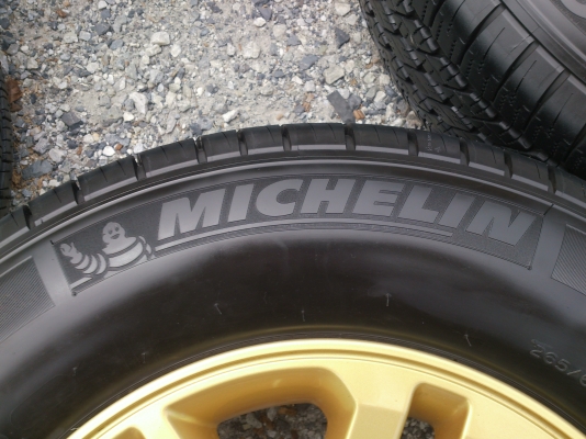 ขายแม็กTOYOTA FORTUNER ขอบ17 พร้อมยางMICHELIN265/65R17 ยางสัปดาห์ที่49ปี12 ดอกยางนิ่มลึกไม่ร้าวไม่แตกลายดอกเต็ม (สภาพ90\%) จำนวน 1 ชุด พร้อมน๊อตแท้ 24 ตัว