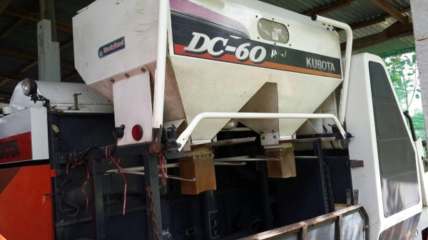 ขายรถเกี่ยวข้าว คูโบต้า แพ็คคุ่ DC60 สภาพพร้อมใช้งาน เครื่องดี ใช้งานทุกปี ช่วงล่างดี ตู้สีดี