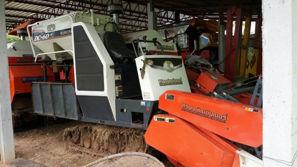 ขายรถเกี่ยวข้าว คูโบต้า แพ็คคุ่ DC60 สภาพพร้อมใช้งาน เครื่องดี ใช้งานทุกปี ช่วงล่างดี ตู้สีดี