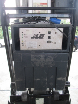 ขายรถกระเช้ารถกระเช้าขากรรไกร  ขึ้น-ลง แนวดิ่ง  JLG มือสอง รุ่น 41AM (สูง  12.42 M.) ราคา 200,000 บาท (เท่านั้น)