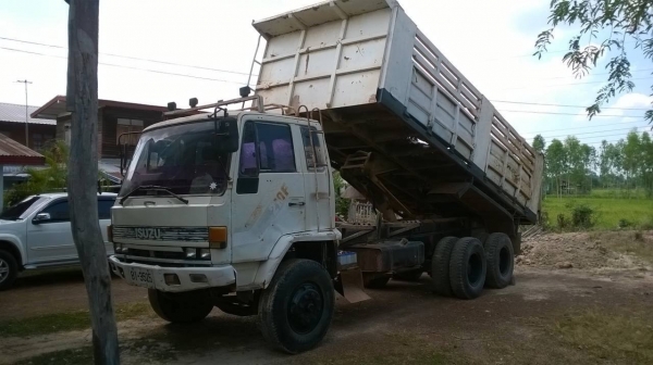 ขาย 10 ล้อ 2 เพลาดั้ม ROCKY 210F เกียร์ Easton หัวบางไม่เคยทำสี คัสซีสวยตลอดเส้น เครื่องแห้ง ทะเบียนพร้อม ราคาต่อรองได้